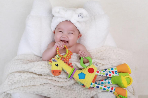 渠县四个月宝宝揉眼睛